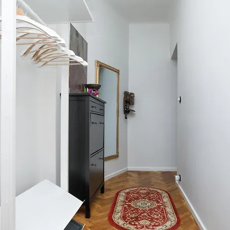 Peegel In Center Free Parking